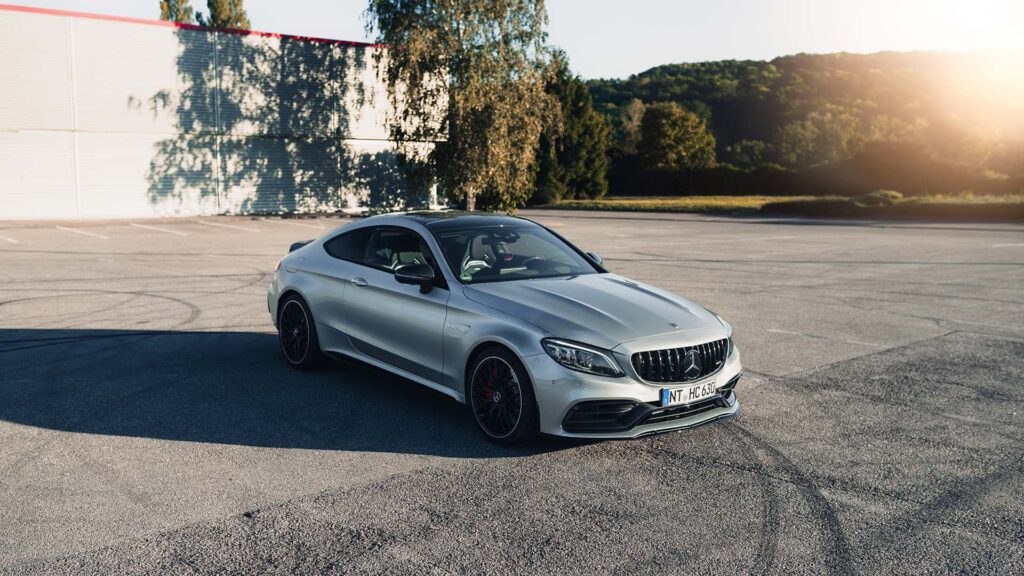 Silberner Mercedes C63S AMG Coupé, geparkt auf einem Parkplatz.