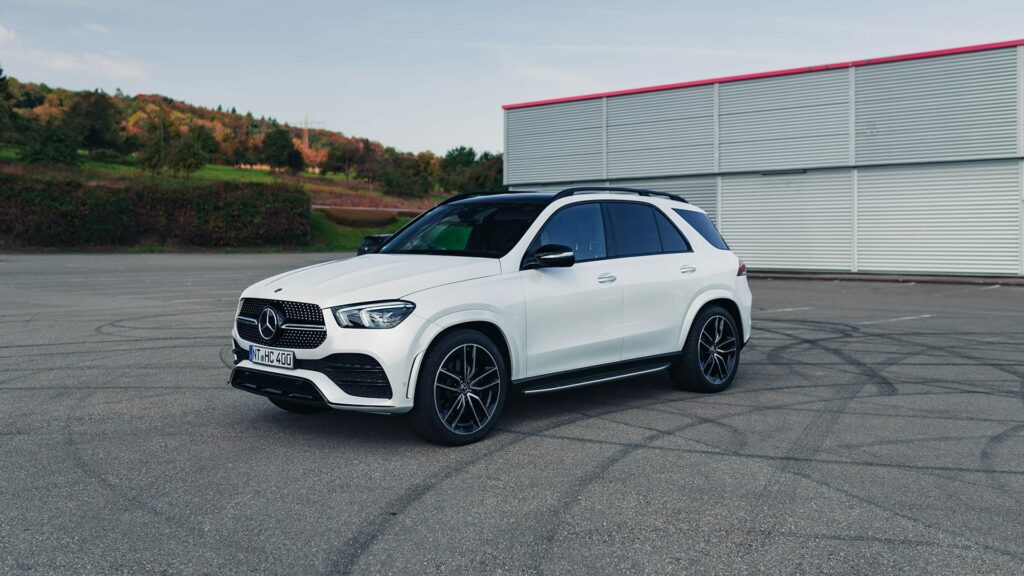 Weißer Mercedes GLE 400 AMG, geparkt auf einem Parkplatz.