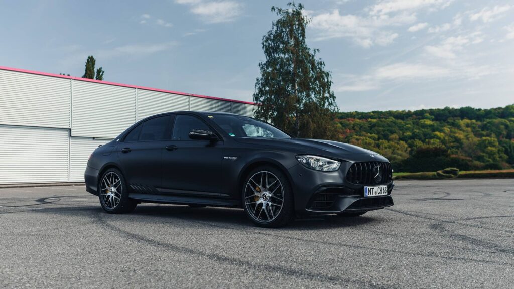 Schwarzer Mercedes E63S AMG, geparkt auf einem Parkplatz.